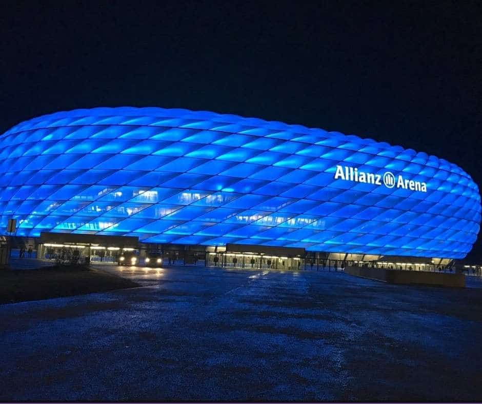 Allianz Arena của Hùm Xám độc đáo khi sử dụng rất nhiều tấm chiếu sáng ngoài trời